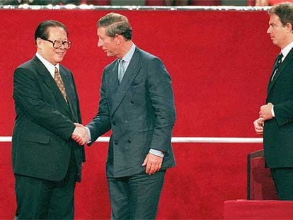 El príncipe Carlos y el presidente chino, Jiang Zemin, se saludan ante Tony Blair en Hong Kong en 1997.
