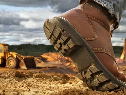 Son el calzado perfecto para profesiones en las que existe el riesgo de producirse caídas de materiales pesados como en las obras. GETTY IMAGES.