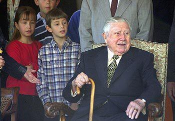 El ex dictador chileno Augusto Pinochet, con sus nietos, el pasado día 11 en Santiago.