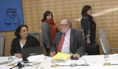 La diputada de Hacienda de Gipuzkoa, Helena Franco, de pie a la derecha, antes de comenzar la Comisión de Hacienda en las Juntas. En primer término, los socialistas Rafaela Romero y Julio Astudillo.