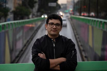 El periodista Bryan Avelar, en una avenida en Ciudad de México.