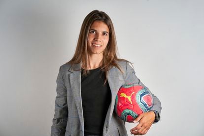 Alba Redondo, la delantera del Levanta, posando con una pelota de fútbol.