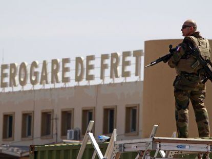 Un soldado franc&eacute;s vigila en el interior de una base a&eacute;rea situada cerca de Bamako, capital de Mal&iacute;.