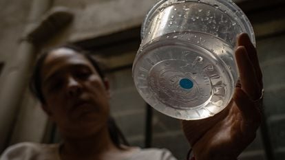 Una vecina de la colonia Del Valle sostiene una muestra de agua contaminada en su domicilio, en la Colonia de Valle, en Ciudad de México, el 10 de abril de 2024.
