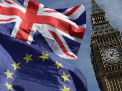 Imagen de archivo de un manifestadntes con las banderas de la UE y el Reino Unido junto al Big Ben, Londres.