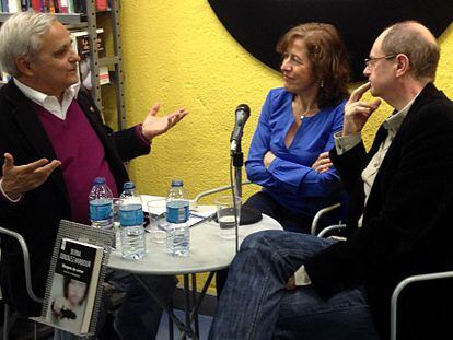 De izquierda a derecha, Juan Cruz, Berna González Harbour y Fernando Marías, en la presentación de 'Margen de error' (RBA).