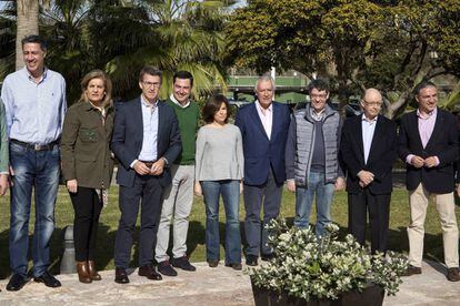 Soraya Sáenz de Santamaría, Xavier Garcia AlbioL, Fátima Báñez, Alberto Núñez Feijóo, Juanma Moreno, Javier Arenas, Álvaro Nadal y Cristóbal Montoro, en la presentación de la ponencia económica del congreso del PP.