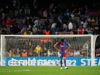 Eric García se lamenta tras el mal partido del Barcelona contra el Alavés.