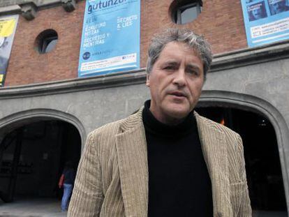 Manuel Rivas, ayer en el exterior de la Alhóndiga, sede del V Festival Internacional de las Letras.