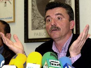 El concejal socialista en Langreo Laudelino Campelo, durante la rueda de prensa que ofreció ayer.