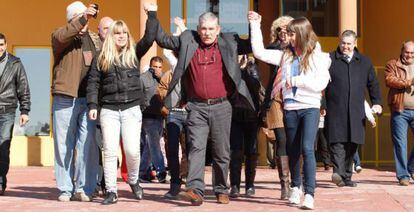 Miguel Montes Neiro levanta los brazos con sus hijas tras salir de la prisión de Albolote.