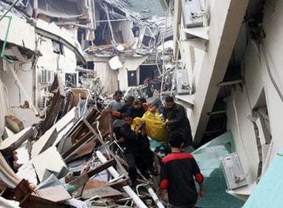 Voluntarios transportan a un superviviente rescatado de los escombros de un hotel en Padang, en la isla indonesia de Sumatra.