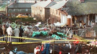 Destrozos provocados por la caída de un Jumbo 747 de Pan Am en Lockerbie (Escocia), tras estallar durante el vuelo por un atentado terrorista el 21 de diciembre de 1988.