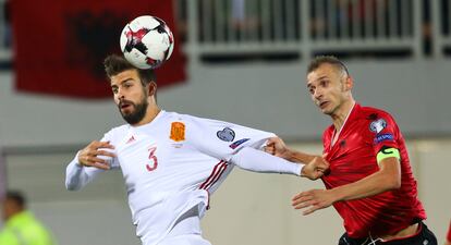 Ansi Agolli (a la derecha) y Gerard Piqué se agarran mutuamente en el Albania-España, partido de clasificación del Grupo G para el Mundial de Rusia, en el estadio Loro Borici, en Shkoder (Albania), en 2016.