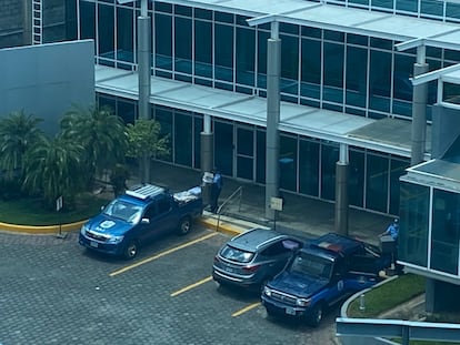 La Policía de Nicaragua tras incautar equipos en la redacción de la revista Confidencial, este jueves en Managua.