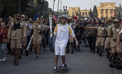 Un 'skateboarder' con la antorcha, el día 24.