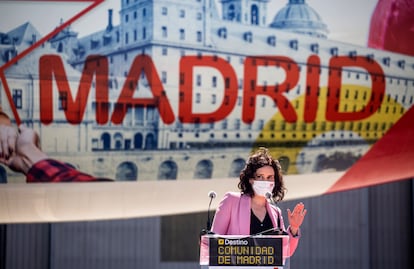 La presidenta de la Comunidad de Madrid, Isabel Díaz Ayuso, en una rueda de prensa de Iberia, el 12 de abril de 2021, en Madrid (España).