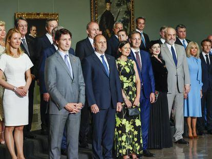Jefes de Estado y de Gobierno de los países miembros de la OTAN posan en el Museo del Prado, donde se celebra este miércoles la última cena oficial de la cumbre.