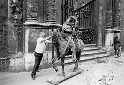 Pepe Lafuente amb l&#039;estatua Sant Mart&iacute; a cavall compartint la capa amb un pobre, fosa a Flandes i instal&middot;lada a l&#039;esgl&eacute;sia de Sant Mart&iacute; de Valencia el 1495