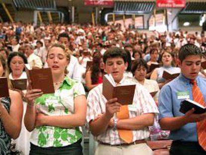 Testigos de Jehov&aacute; realizan sus c&aacute;nticos y rezos durante la celebraci&oacute;n de la asamblea anual en el Palau Sant Jordi de Barcelona. 