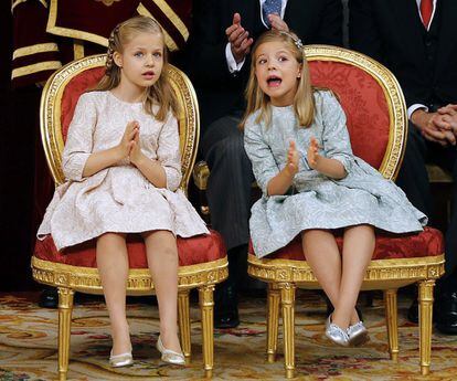 La princesa Leonor y la infanta Sofía descubren que su abuela está en la tribuna de invitados durante la solemne ceremonia de proclamación de Felipe VI, el 19 de junio de 2016.