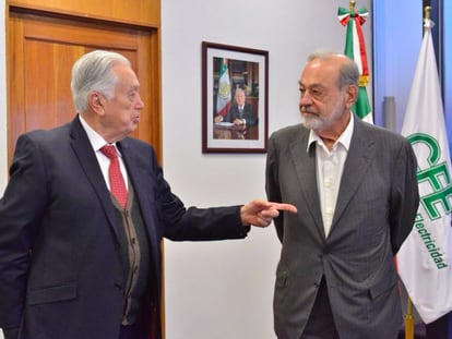 Manuel Barlett Díaz y Carlos Slim firman un acuerdo para la construcción de un gasoducto en el noroeste de México.