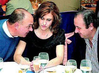 Carlos Pascual (izquierda); su esposa, Maite Ferràndiz, y el presidente de la Diputación, Joaquín Ripoll.