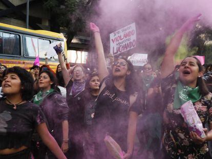 Mujeres lanzan brillantina durante la protesta del viernes en Ciudad de México.
