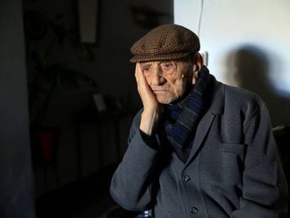 Un anciano de 112 a&ntilde;os de edad es retratado en su casa.  
 
 