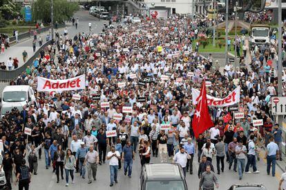 Inicio de la marcha por la justicia (palabra que se lee en las pancartas de los manifestantes) convocada por el partido opositor CHP y que se inici&oacute; hoy en Ankara.