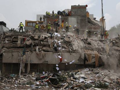 Brigadistas trabajan en el edificio derrumbado en Gabriel Mancera y Escocia.