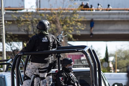 La Guardia Nacional resguarda la zona donde fueron encontrados diez cuerpos en Zacatecas, el pasado 18 de noviembre.