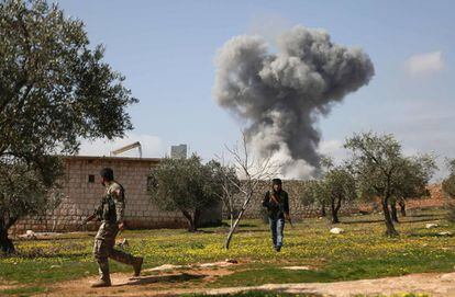 Imagen de un bombardeo sobre la localidad de Jamanli, al noreste de Afr&iacute;n, este s&aacute;bado.