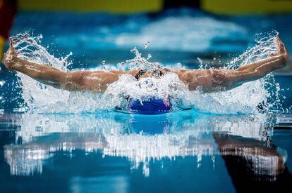 La nadadora noruega Susann Bjoernsen compite durante la semifinal de 100 metros libres de los Campeonatos Europeos de Natación celebrados en Copenhague (Dinamarca).