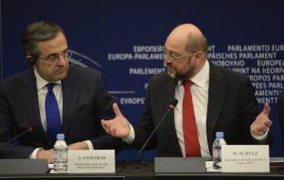 El primer ministro de Grecia, Antonis Samarás (izq), y el presidente del Parlamento Europeo, Martin Schulz, dan una rueda de prensa en el Parlamento Europeo en Estrasburgo (Francia). EFE/Archivo