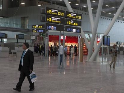 Interior del aeropuerto de Santiago de Compostela, en una foto de archivo.