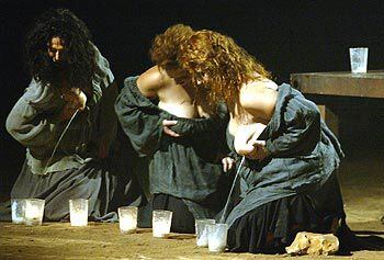 Una escena de las <i>Comedias </i><i>bárbaras,</i> dirigidas por Bigas Luna, durante los ensayos.
