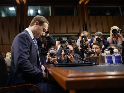 El fundador de Facebook, Mark Zuckerberg, a l'inici de la seva declaració.