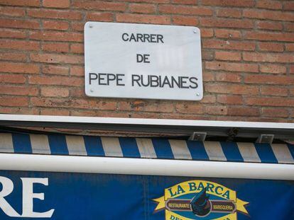 Placa de la calle dedicada a Pepe Rubianes.