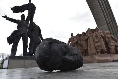 Desmantelamiento del Monumento a la Amistad entre Rusia y Ucrania, el mes pasado en Kiev.