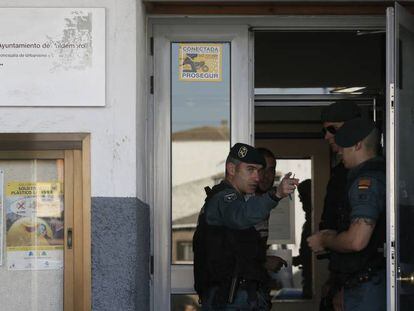 Guardias civiles, durante el registro del Ayuntamiento de Valdemoro en octubre de 2014.