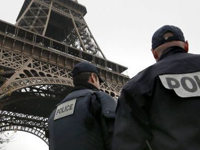 Polic&iacute;as vigilan la zona de la Torre Eiffel.