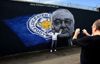 Aficionados del Leicester se hacen fotos en el mural dedicado a Ranieri en la ciudad. 
