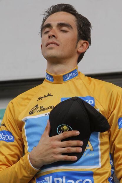 El ciclista madrileño Alberto Contador escucha el himno español en el podio, tras proclamarse vencedor en la Vuelta Ciclista a España, a su término en Madrid, en 2008.