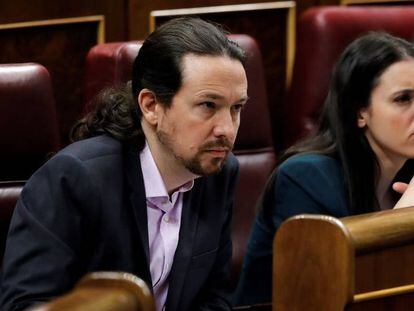 El líder de Unidas Podemos, Pablo Iglesias, junto a la ministra de Igualdad, Irene Montero, en el Congreso.