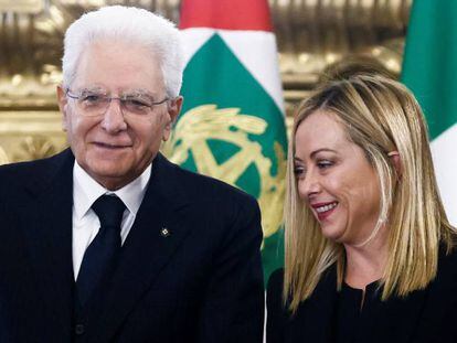 Giorgia Meloni, nueva primera ministra de Italia junto con el presidente, Sergio Mattarella.