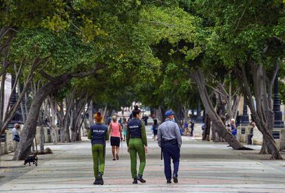 Agentes de policía caminan en La Habana, este lunes en la mañana.