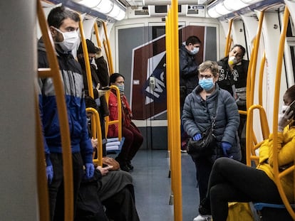 Usuarios protegidos con mascarillas en el interior de un vagón del metro de Madrid, en abril.