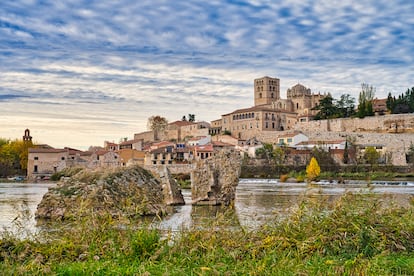 El río Duero a su paso por la ciudad de Zamora, con la catedral románica al fondo.