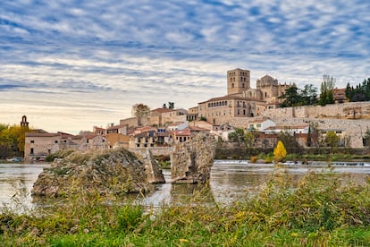 El río Duero a su paso por la ciudad de Zamora, con la catedral románica al fondo. 